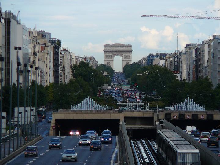 P1010973.JPG - La Défense, Blick zum Arc de Triomphe
